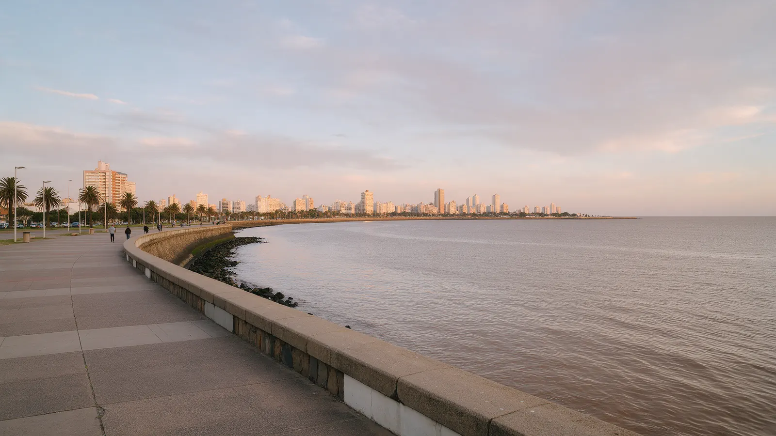 La rambla de Montevideo al atardecer